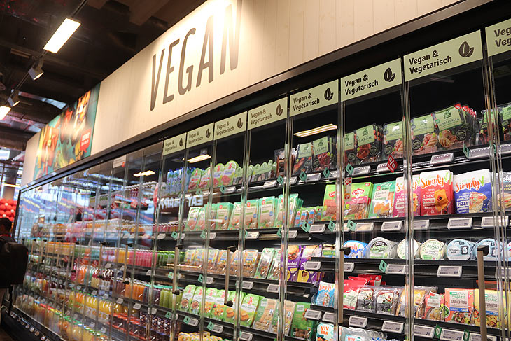 Gro&szlig;e vegane Auswahl im REWE-Markt am Flughafen M&uuml;nchen (Foto: Marikka-Laila Maisel)